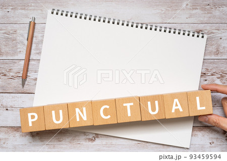 時間に正確・几帳面のイメージ|「PUNCTUAL」と書かれたブロック、ノート、ペン、手 時間に正確・几帳面のイメージ|「PUNCTUAL」と書かれたブロック、ノート、ペン、手 93459594