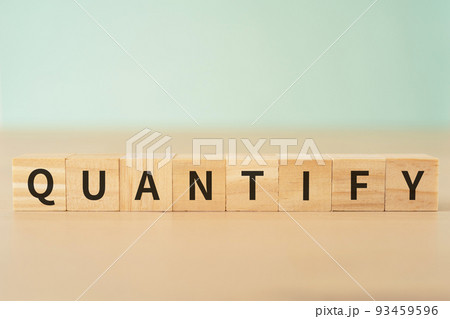 測定・測量のイメージ｜「QUANTIFY」と書かれたブロック 93459596