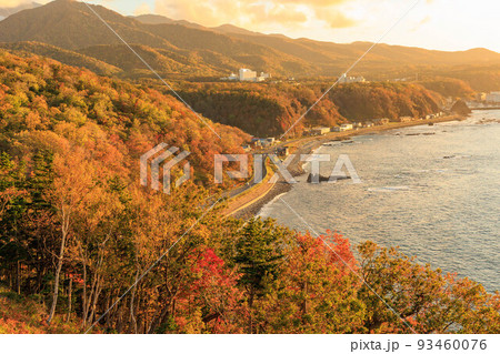 夕陽の名所プユニ岬「秋の北海道」 93460076