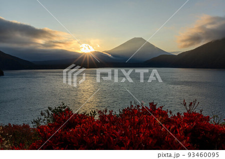 本栖湖から秋の富士山 本栖湖から秋の富士山 93460095