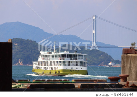 今治港から眺める来島海峡大橋と今治航路 今治港から眺める来島海峡大橋と今治航路 93461244