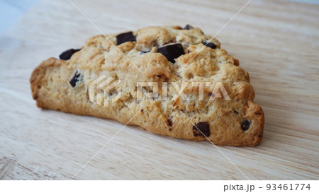 木のボードに置かれチョコチップスコーン 木のボードに置かれチョコチップスコーン 93461774