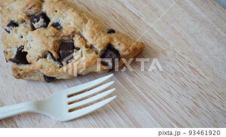 フォークとチョコチャンクスコーン フォークとチョコチャンクスコーン 93461920