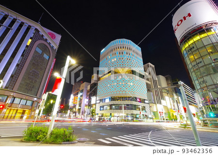 夜の銀座四丁目の風景 93462356