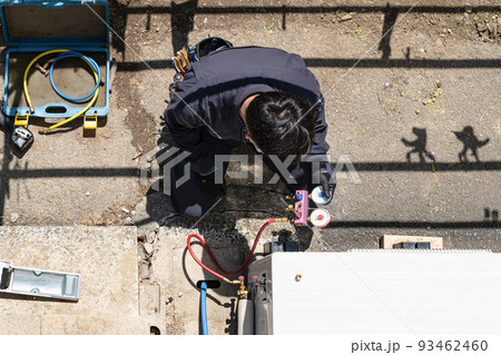 家庭用エアコン修理 冷媒ガス充填作業 家庭用エアコン修理 冷媒ガス充填作業 93462460