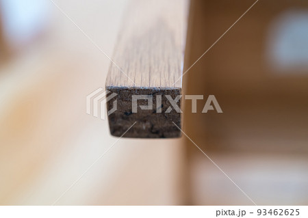 椅子の脚のフェルトの剥がし跡 93462625