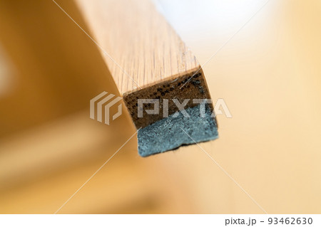 椅子の脚のフェルトが剥がれる 93462630