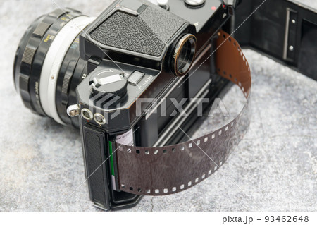 フィルムを装填した古い一眼レフカメラ フィルムを装填した古い一眼レフカメラ 93462648