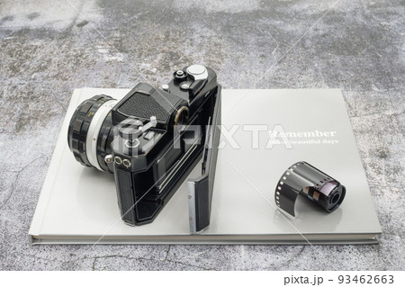古い一眼レフカメラとフィルムパトローネ 古い一眼レフカメラとフィルムパトローネ 93462663