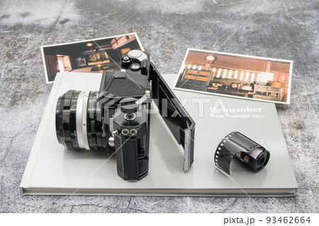 古い一眼レフカメラとフィルムパトローネ 93462664