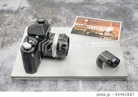 古い一眼レフカメラとフィルムパトローネ 古い一眼レフカメラとフィルムパトローネ 93462687