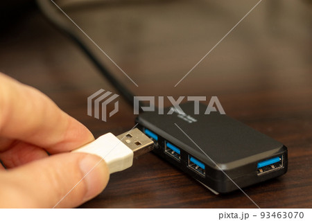 USBハブにケーブルを接続する 93463070