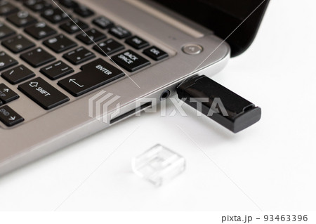 ノートパソコンのポートに接続されたUSBスティック 93463396