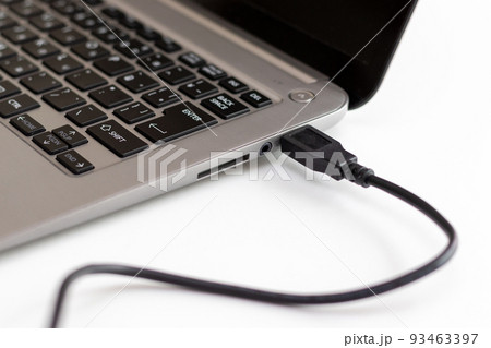 ノートパソコンに接続されたUSBケーブル 93463397