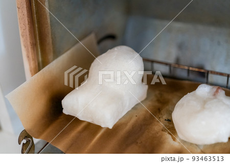 トースターでお餅を焼く 93463513