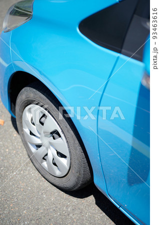 青い車　ミラー　タイヤ　車イメージ 93463616