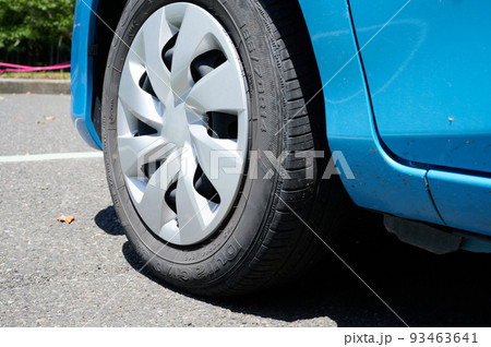 青い車　タイヤ　ホイール　車イメージ 93463641