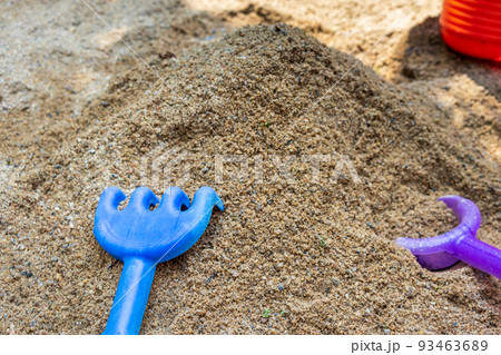 公園で砂遊び 公園で砂遊び 93463689