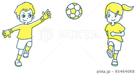 サッカーボールをける男の子と女の子 93464068