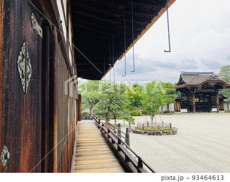 古都京都の文化財 国宝 仁和寺 真言宗御室派 総本山の寺院 宇多天皇 山号は大内山 本尊は阿弥陀如来 古都京都の文化財 国宝 仁和寺 真言宗御室派 総本山の寺院 宇多天皇 山号は大内山 本尊は阿弥陀如来 93464613