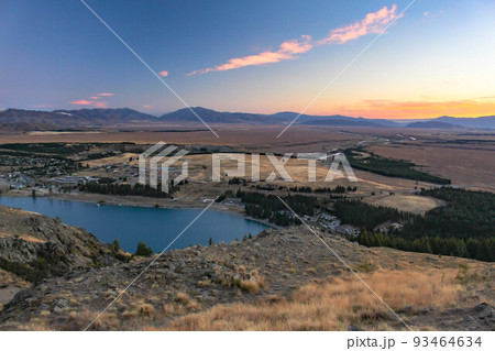 【テカポ】マウントジョンから見たテカポ湖 夕景 93464634