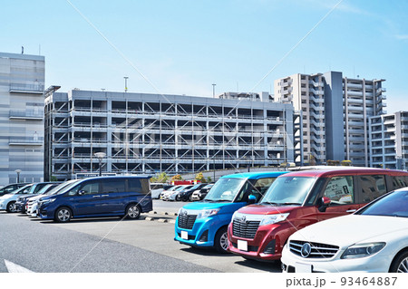 ショッピングモールの大型駐車場 93464887