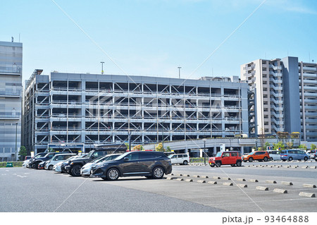 ショッピングモールの大型駐車場 ショッピングモールの大型駐車場 93464888