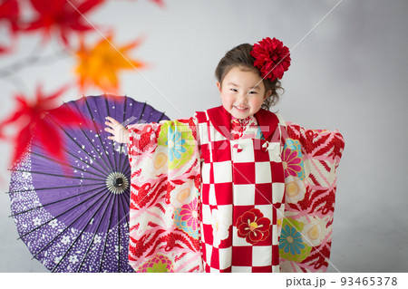紅葉の下にいる着物を着た少女 紅葉の下にいる着物を着た少女 93465378