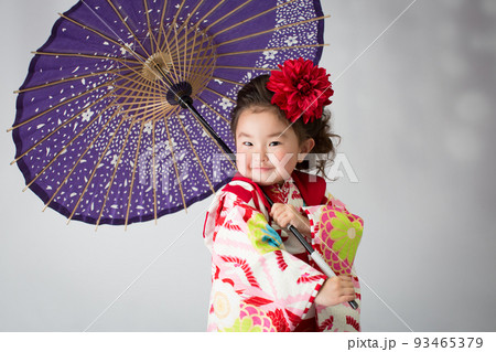 着物を着て傘を持っている少女 93465379