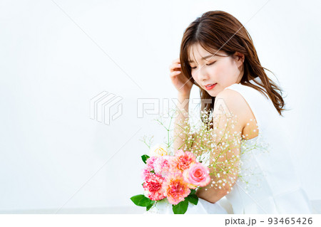 バラの花束を持つ若い女性 バラの花束を持つ若い女性 93465426
