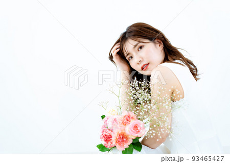 バラの花束を持つ若い女性 バラの花束を持つ若い女性 93465427