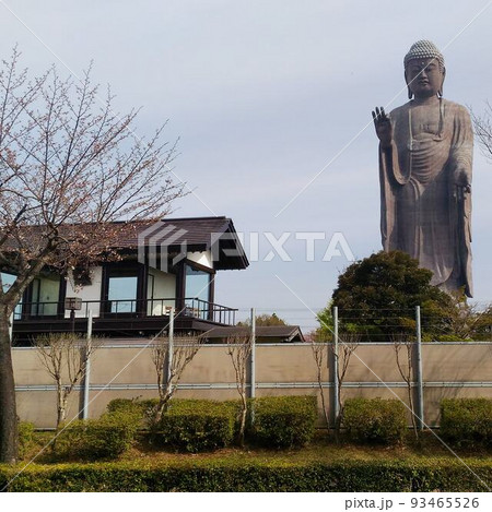 韓国カンヌンの寺院の仏像と入口 韓国カンヌンの寺院の仏像と入口 93465526