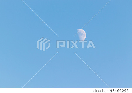 青空に浮かぶ半月 93466092