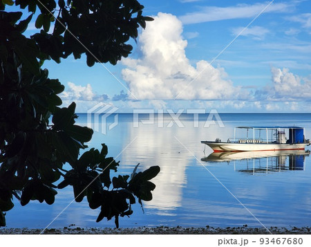 沖縄　石垣島　底地ビーチ　快晴の海 93467680