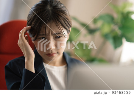 デスクワーク・パソコンで疲れた女性イメージ 93468559