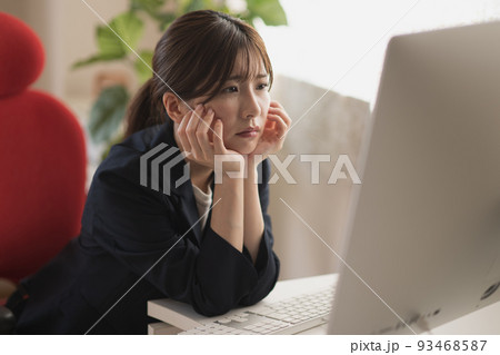 デスクワーク・仕事で悩む女性イメージ デスクワーク・仕事で悩む女性イメージ 93468587