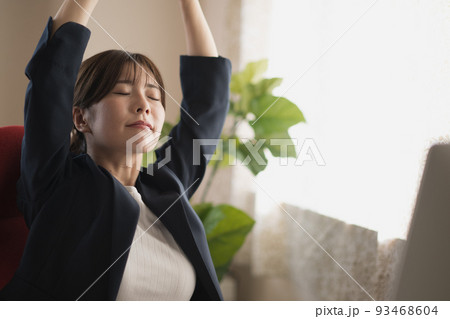 デスクワーク・肩が痛い女性イメージ 93468604