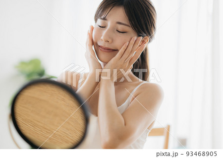 スキンケア・フェイスケアをする女性 93468905