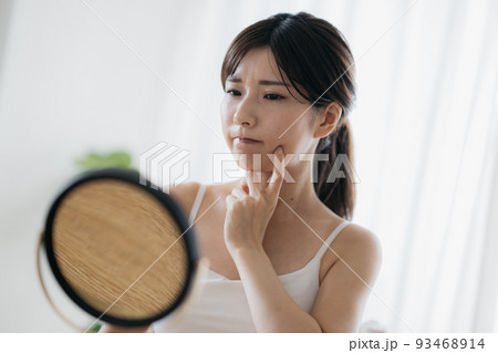 肌荒れに悩む女性・肌を気にする女性 93468914
