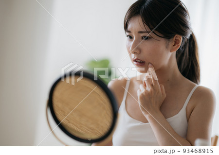 肌荒れに悩む女性・肌を気にする女性 93468915