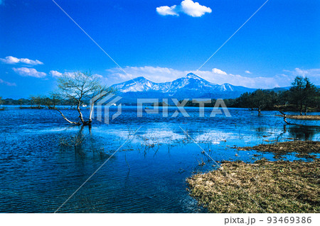 【福島県･裏磐梯】桧原湖から見た磐梯山 5月 93469386