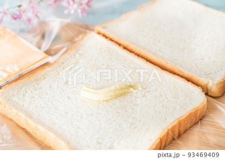 食パンに塗るバター入りマーガリン 93469409