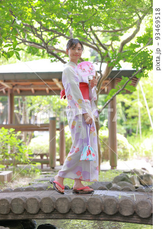 橋を歩く浴衣を着た女性3 橋を歩く浴衣を着た女性3 93469518