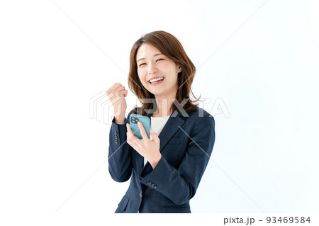 ビジネス スマートフォン ガッツポーズする女性 ビジネス スマートフォン ガッツポーズする女性 93469584