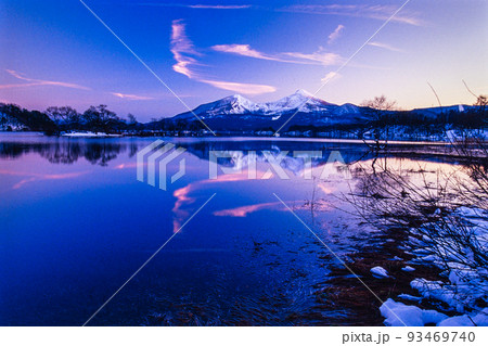 【福島県･裏磐梯】夕暮れ時の桧原湖から見た磐梯山 12月 93469740