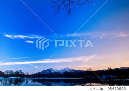 【福島県・裏磐梯】桧原湖から見た磐梯山 3月 【福島県・裏磐梯】桧原湖から見た磐梯山 3月 93470096