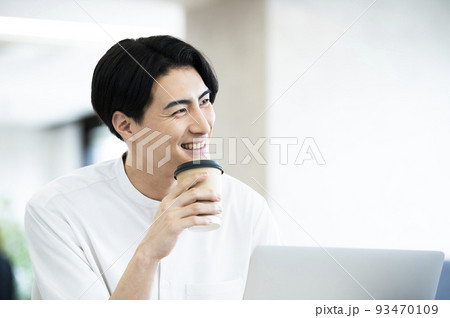 オフィス 男性 会話 笑顔 ポートレート オフィス 男性 会話 笑顔 ポートレート 93470109