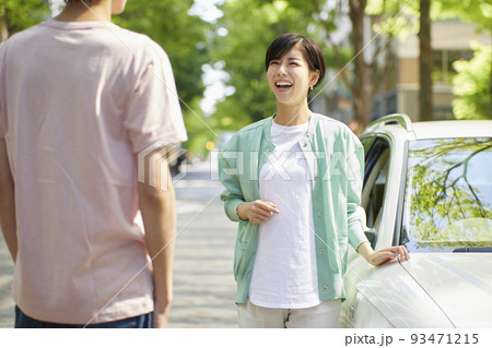 若いカップルのデート 笑顔 ショッピング ドライブ 若いカップルのデート 笑顔 ショッピング ドライブ 93471215