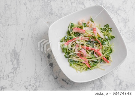 カイワレ大根とカニカマのサラダ 93474348