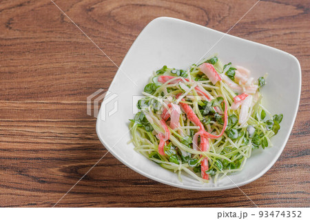カイワレ大根とカニカマのサラダ 93474352